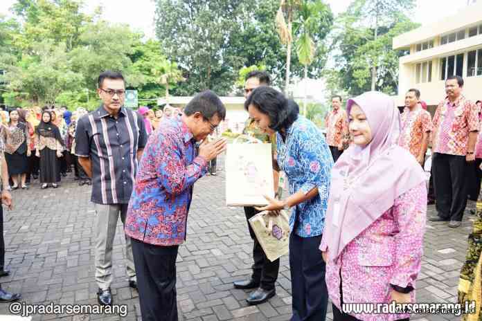 2020-01-09 - pembinaan rsud - 03_rsz SERAH TERIMA: Wali Kota Salatiga, Yuliyanto memimpin Apel Luar Biasa Pengarahan Awal Tahun 2020 sekaligus serah terima jabatan pejabat administrator dan pengawas di Lingkungan UPTD RSUD Kota Salatiga, Kamis (09/01).(ISTIMEWA)