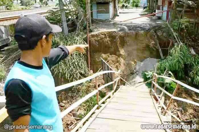 PUTUS: Jembatan Desa Nawangsari di Sungai Bulanan, Kecamatan Weleri Kendal, Kamis (16/01) pagi putus.(BUDI SETIYAWAN/RADARSEMARANG.COM)