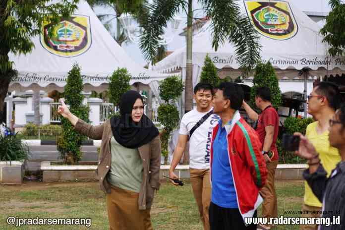 5 - OPEN MIRNA_rsz CEK LOKASI: Bupati Kendal, Mirna Annisa saat meninjau tenda Alun-Alun Kendal, sore (21/1) kemarin.