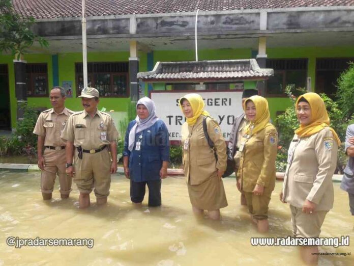 BANJIR Kepala Dinas Pendidikan dan Kebudayaan Pemkab Demak Eko Pringgolaksito melakukan asesmen dampak banjir di SDN Trimulyo 2 Guntur kemarin. (wahibpribadi)