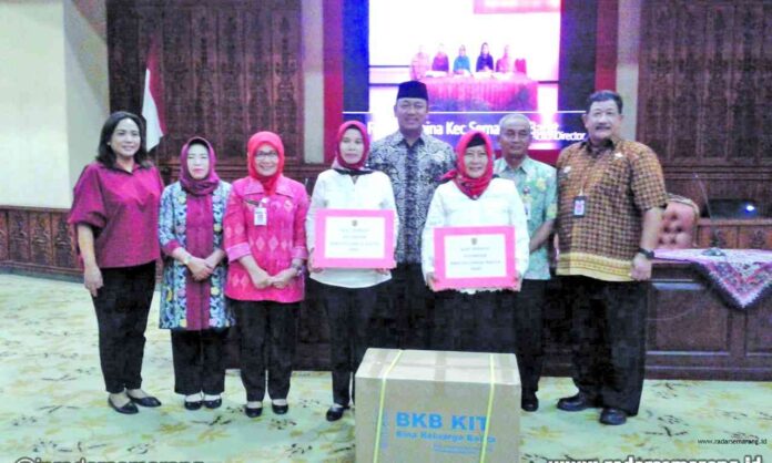 SERAHKAN BANTUAN: Wali Kota Semarang Hendrar Prihadi didampingi Kepala Disdalduk Kota, Gurun Risyadmoko, dan Ketua TP-PKK Krisseptiana Hendrar Prihadi menyerahkan bantuan kepada kader Tribina se-Kota Semarang.