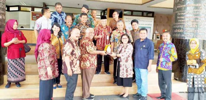 CAHYA DWI PRABAWA BAHAS PERPUSTAKAAN : Komisi A DPRD Jateng bersama Dinas Arpus Provinsi Jateng berkunjung ke Perpustakaan DIJ, Kamis (30/1).
