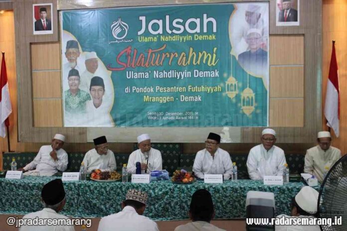 BERSATU-Pengasuh Ponpes Futuhiyyah Mranggen penggagas Jalsah, KH Hanif Muslih (depan) bersama para Alim Ulama dan Kiai (dari kiri): KH A Baedlowi Misbah, KH Aminudin Mas’udi, KH Muh Asyiq dan sebelah kanan KH Zaenal Arifin Maksum, KH Yasin Mashadi, dan KH Alawi Mas’udi mengapit pasangan Mugiyono-KH Ali Mahsun usai pertemuan Jalsah kemarin. (Wahibpribadi)