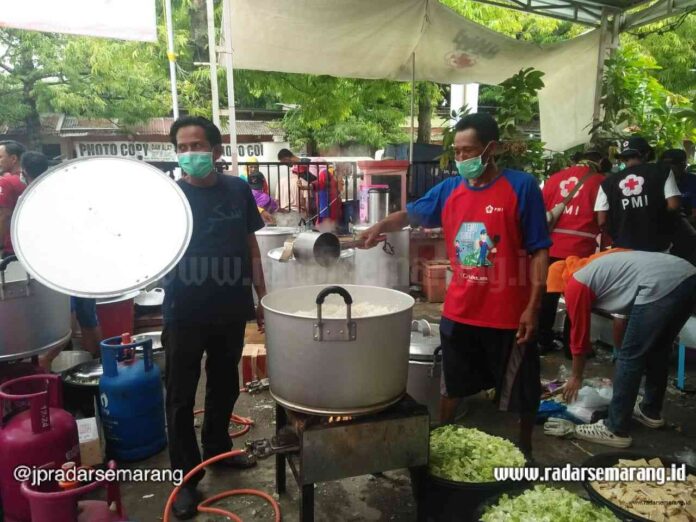 Para relawan PMI memasak makanan untuk memenuhi kebutuhan pengungsi korban banjir di Desa Trimulyo Kecamatan Guntur. (Wahibpribadi)