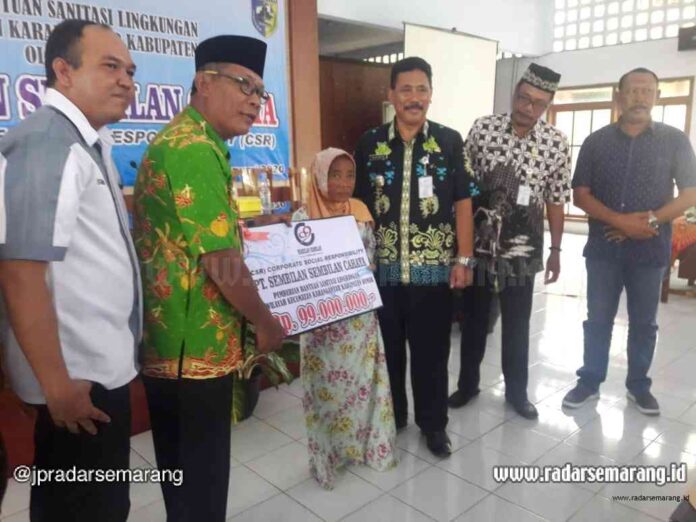 Direktur PT Sembilan Sembilan Cahaya Teguh Pramono bersama Wabup Joko Sutanto dan Tokoh Pengusaha Jasa Konstruksi Demak H Noer Halim menyerahkan bantuan jambanisasi untuk desa di Kecamatan Karanganyar kemarin. (wahibpribadi)