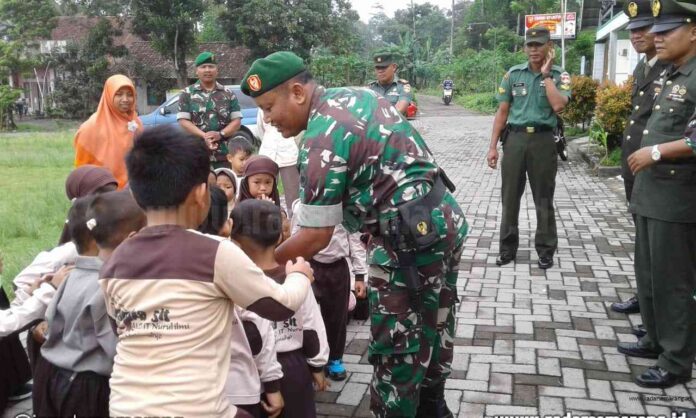 AKRAB : Siswa TKIT Nurul Ilmi Candimulyo Kabupaten Magelang berkunjung ke Koramil 10-Candimulyo. (IST) 