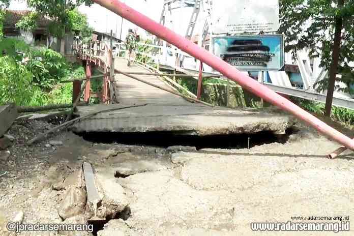 Jembatan_rsz MEMBAHAYAKAN: Pondasi Jembantan Desa Nawangsari yang melintang di atas Sungai Bulanan amblas dan rawan longsor. (BUDI SETIYAWAN/RADARSEMARANG.COM)