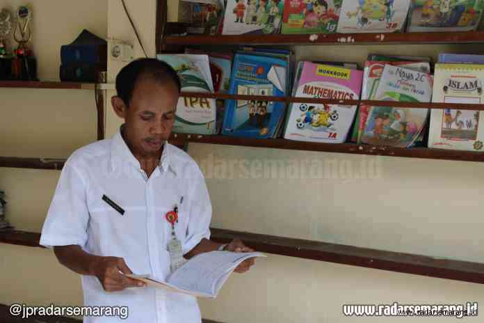 Kalipancur pintar_rsz TUNJANG PEMBELAJARAN: Sekretaris Kelurahan Kalipancur Budiyono membaca di rumah baca RW V Kelurahan Kalipancur yang menyediakan berbagai fasilitas penunjang bacaan. (RIYAN FADLI/RADARSEMARANG.COM)