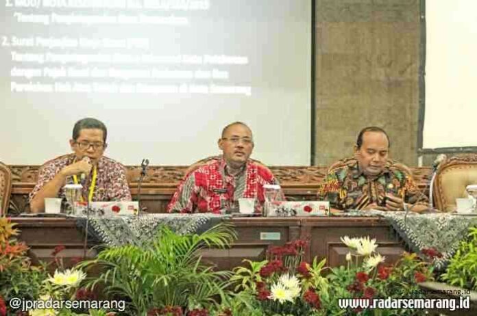 Maksimalkan PAD Melalui E-BPHTB (1)_rsz SOSIALISASI: Kepala BPN Kota Semarang, Sigit Rachmawan Adhi (kiri) dan Kepala Bapenda Kota Semarang, Agus Wuryanto (tengah) saat mensosialisasikan Sistem E-BPHTB di balai kota kemarin. (EKO WAHYU BUDIYANTO/RADARSEMARANG.COM)