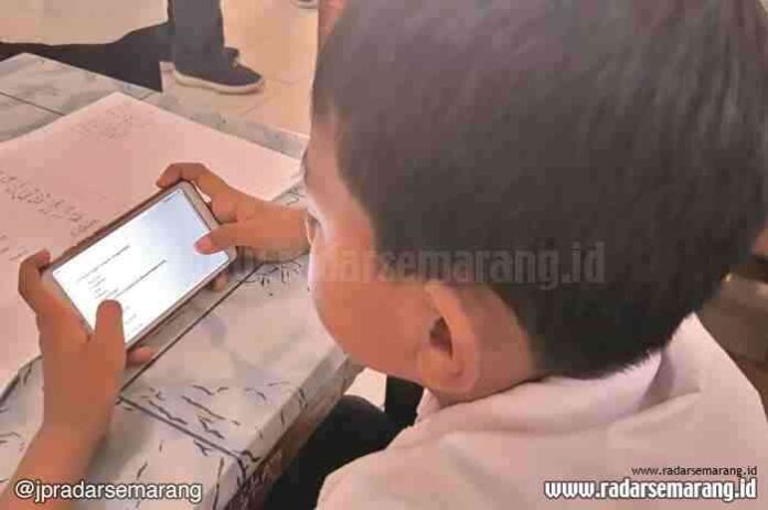 Mts Digital_rsz UJICOBA : Seorang siswa MTs N 1 Wonosobo sedang mencoba aplikasi Madrasah Digital. (Sigit Rahmanto/Radar Kedu)