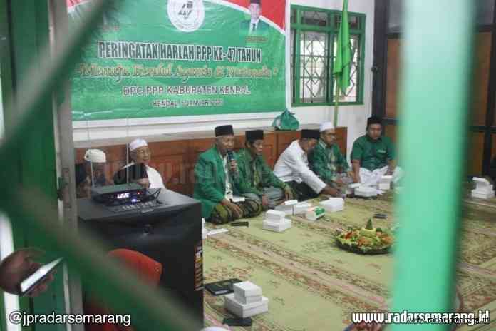 Mustamsikin._rsz HARLAH: Ketua DPC PPP Muhammad Mustamsikin (tengah) saat memimpin acara Harlah PPP di Kantor DPC PPP Kendal, kemarin. (BUDI SETIYAWAN/RADARSEMARANG.COM)