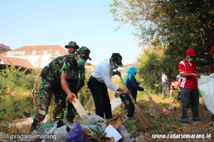 KERJA BAKTI : Wali Kota Pekalongan H M Saelany Machfudz beserta jajaran melakukan kerja bakti di bantaran Sungai Lodji Pekalongan beberapa waktu lalu.