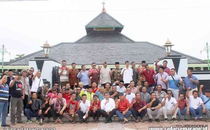 OPTIMISTIS: Bakal Calon Bupati H Mugiyono foto bersama di depan Masjid Agung Demak usai mendapat dukungan para kepala desa (kades) se-Demak kemarin. (Wahib Pribadi/RADARSEMARANG.COM)