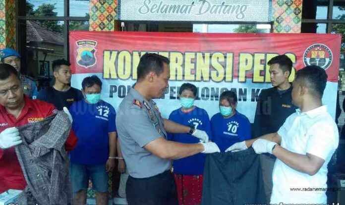 GELAR PERKARA : Kapolres Pekalongan Kota AKBP Egy Adrian Suez menunjukkan celana pelaku yang telah dimodif untuk menyembunyikan kasih curian.