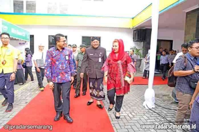 RESMIKAN SPKLU: Wakil Wali Kota Semarang Hevearita Gunaryanti Rahayu usai meresmikan SPKLU di kantor PLN UP 3 Jalan Pemuda kemarin. (Humas Pemkot Semarang)