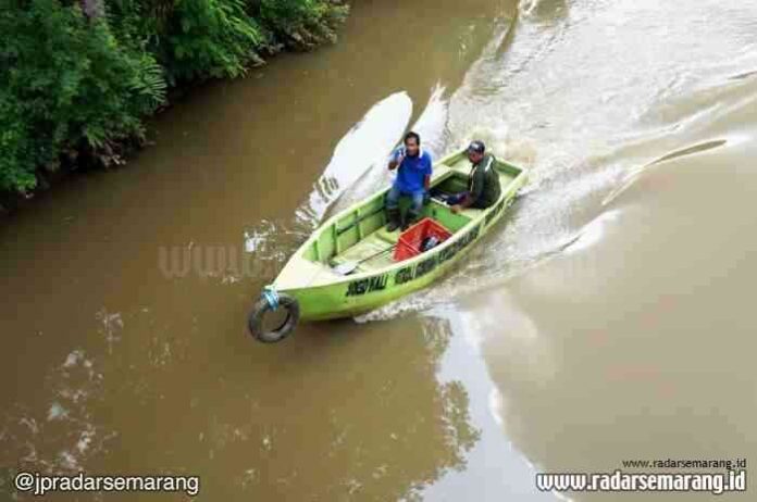JOGO KALI : Tim Jogo Kali beroperasi di Sungai Lodji untuk memantau oknum-oknum yang kerap membuang sampah di sungai. (DOKUMEN PRIBADI)