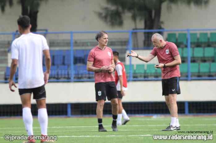 PIMPIN LATIHAN : Sempat absen tiga hari, Pelatih PSIS Dragan Djukanovic kembali memimpin sesi latihan sore di Stadion Citarum, Jumat (7/2) kemarin. (Baskoro Septiadi/RADARSEMARANG.COM)