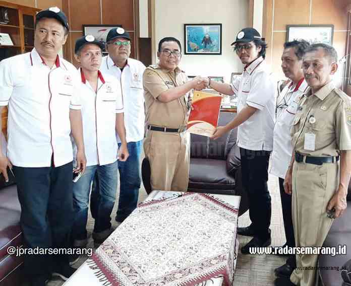 4 - FOTO B KONI_rsz DANA HIBAH: Bupati Pekalongan Asip Kholbihi menyerahkan Hibah KONI tahun 2020 kepada Ketua KONI Kabupaten Pekalongan, di ruang kerja Bupati Pekalongan, kemarin.(ISTIMEWA)