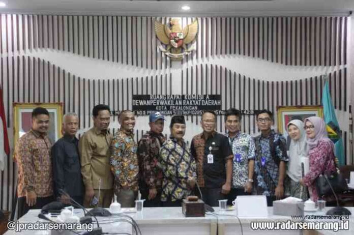 TIMBA ILMU: Kepala Bagian Umum dan Perlengkapan Setwan Kota Pekalongan, Wismo Aditiyo menerima kunjungan Pimpinan DPRD dan Komisi I DPRD Kulon Progo, Jumat (7/2). (ISTIMEWA)