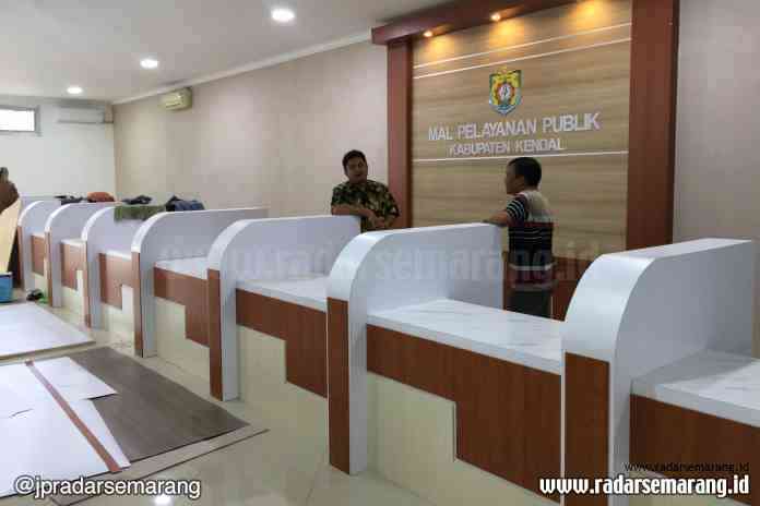 5 - BAWAH MPP_rsz TINJAU: Kepala DPMPTSP Anang Widiasmoro saat melakukan pengecekan terhadap pembangunan Mal Pelayanan Publik di kantornya, kemarin.