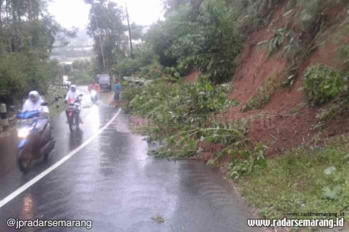 TUTUP JALAN: Material longsor sempat menutup badan jalan menuju Candi Gedongsongo. (MARIA NOVENA/RADARSEMARANG.COM)