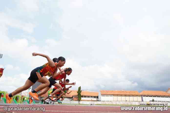 Boks Tugu Muda Atletik Center Semarang (TMACS) 1_rsz KOMPETISI LARI : Puluhan atlet lari TMACS mengikuti kompetisi Sprint Contes TMACS klub di GOR Tri Lomba Juang, Sabtu (22/2) kemarin. (Dewi Akmalah/RADARSEMARANG.COM)