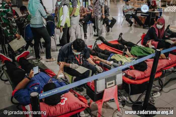 BAKTI SOSIAL: Pihak PT Angkasa Pura I Bandara Internasional Ahmad Yani Semarang menggelar bakti sosial donor darah dalam rangka memperingatibulan K3. (Ist)