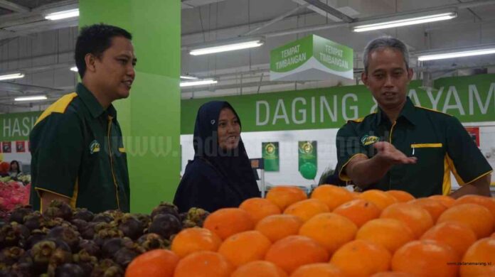 Kenyamanan- Store Manager Giant Villa Melati Mas, Sucipto, mendampingi Head of Marketing Giant Indonesia, Tulus Prasetio yang sedang menjelaskan mengenai program Harga Teman kepada seorang pengunjung Giant di sela-sela acara peluncuran Program HARGA TEMAN. (Ist)