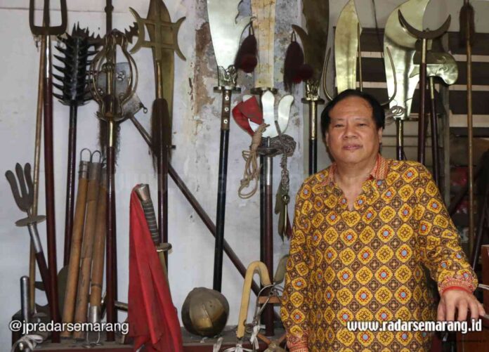 KOLEKSI : Berbagai macam senjata dan peralatan wushu yang pernah digunakan Wong Aman Gautama Wangsa saat masih sering berlatih. (NURCHAMIM/RADARSEMARANG.COM)