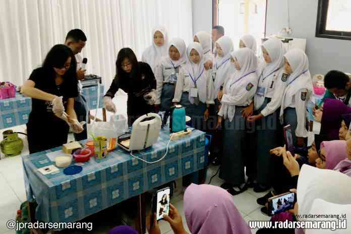 Latih Wirausaha_rsz BERLATIH: Puluhan siswa SMK 3 Kendal berlatih berwirausaha membuat minuman dan makanan siap saji di aula sekolah setempat. (BUDI SETIYAWAN/RADARSEMARANG.COM)
