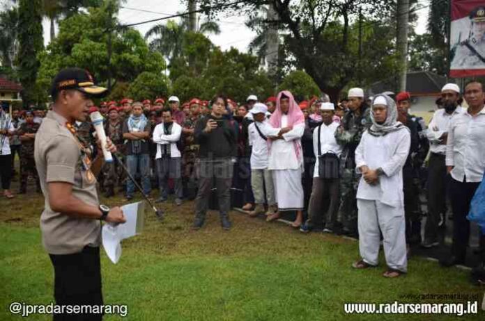 SAMPAIKAN PESAN DAMAI : Sebanyak 300 orang usai salat Jumat Masjid An-Nur Sawitan Mungkid ramai-ramai menuju halaman Mapolres Magelang untuk melakukan doa bersama dan menyampaikan pesan damai bagi Minahasa Utara, Sulawesi Utara. (AGUS HADIANTO/RADARSEMARANG.COM)