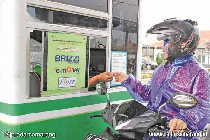 PENERAPAN E-MONEY DILAKUKAN MARET (1)_rsz BAYAR PAKAI KARTU : Awal Maret pemberlakuan kartu elektronik di Stasiun Poncol, Semarang.( ALVI NUR JANAH/RADARSEMARANG.COM)