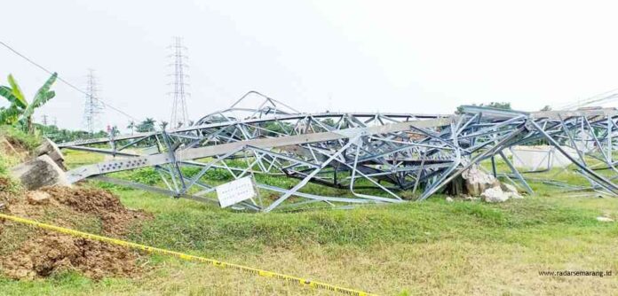 NORMALKAN ALIRAN LISTRIK : Tim PLN sedang melakukan kerja ekstra keras untuk menyalakan listrik pelanggan akibat tower SUTT PLN yang roboh.(ISTIMEWA)