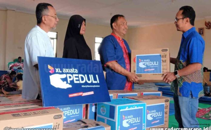 Peduli Kesehatan- Head of Sales area Kota Bandung, Kab Bandung, dan Cimahi XL Axiata, Arif Farhan Budiyanto (kanan) menyalurkan bantuan berupa air bersih, obat-obatan, dan makanan secara langsung kepada perwakilan korban banjir di Dayeuhkolot, Kabupaten Bandung pada Jumat (31/1). (IST)