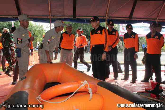 antisipasi bencana_rsz SIAGA: Apel siap siaga bencana dan gelar peralatan penanggulangan bencana di halaman kantor BPBD di Ungaran Rabu (19/2) pagi. (Maria Novena/RADARSEMARANG.COM)
