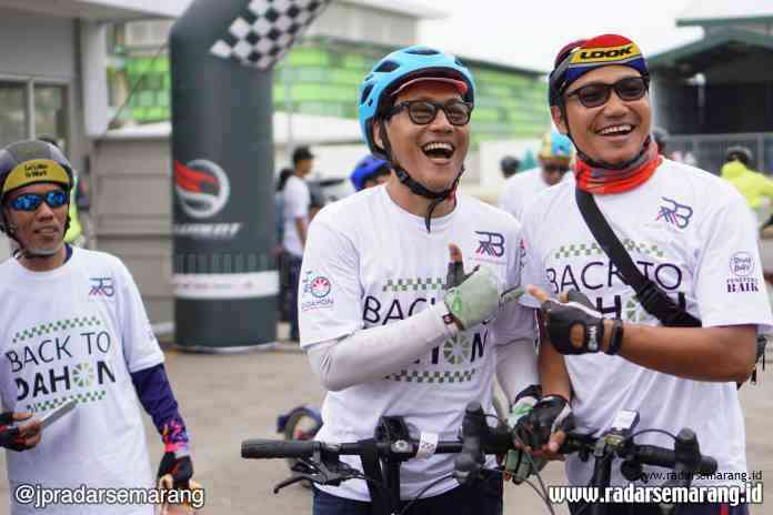 back to dahon2_rsz GOWES: Musisi Nugie Nugraha berfoto bersama dengan pesepeda dalam helatan sepeda bersama Back To Dahon di halaman PT Roda Maju Bahagia di Kawasan Industri Kendal. (BUDI SETIYAWAN/RADARSEMARANG.COM)