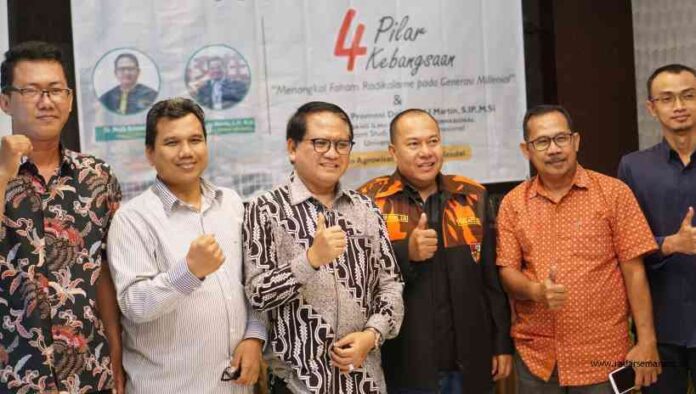 empat pilar_rsz SOSIALISASI: Anggota MPR Mujib Rohmat (tiga dari kiri) berfoto bersama usai memberikan sosialisasi Empat Pilar Kebangsaan di Hotel Tirto Arum kemarin.
(BUDI SETIYAWAN/RADARSEMARANG.COM)