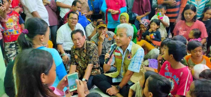 KUNJUNGI PENGUNGSI: Gubernur Jawa Tengah Ganjar Pranowo saat berbincang dengan pengungsi banjir di Pekalongan. (ISTIMEWA)
