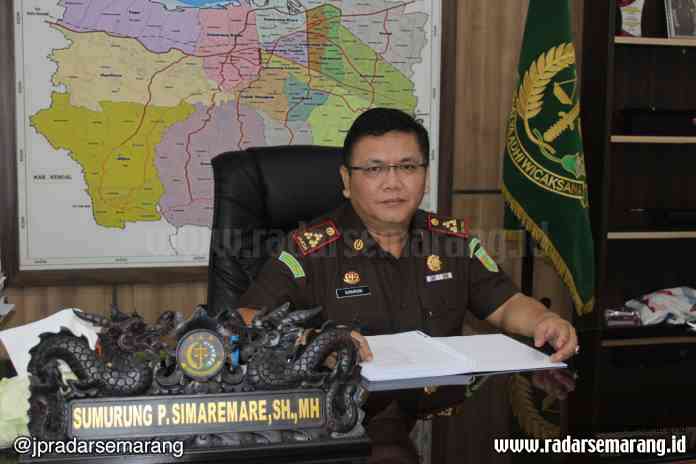 kejari semarang-joko bincang bincang (2)_rsz Sumurung Pandapotan Simaremare SH MH Kepala Kejari Kota Semarang.(JOKO SUSANTO/RADARSEMARANG.COM)
