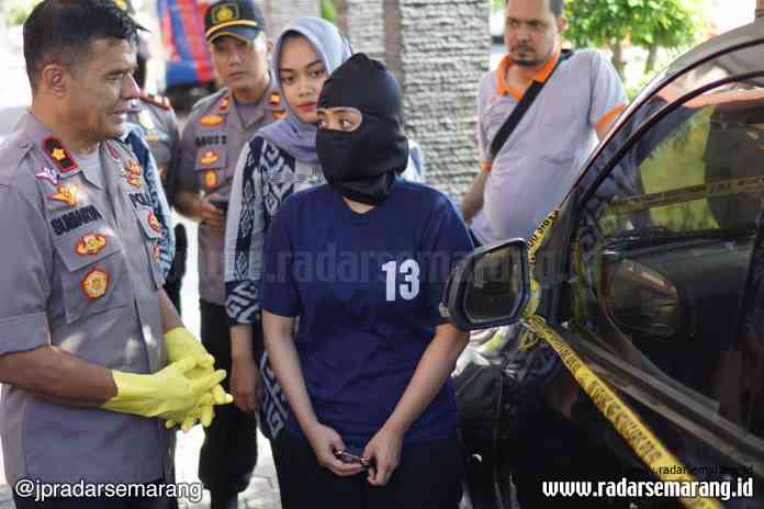 penggelapan_rsz GELAR PERKARA: Wakapolres Kendal Kompol Sumiarta saat menginterogasi tersangka Yolandari Prihastuti atas kasus dugaan penggelapan mobil di Mapolres Kendal.(BUDI SETIYAWAN/RADARSEMARANG.COM)