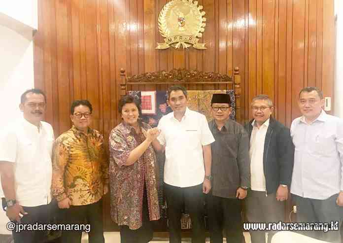 pilkada demak mugiono_rsz CARI DUKUNGAN : Paslon Mugiono-KH Ali Makhsun saat bertemu Anggota Majelis Tinggi DPP Partai Nasdem Lestari Moerdijat. (IST)