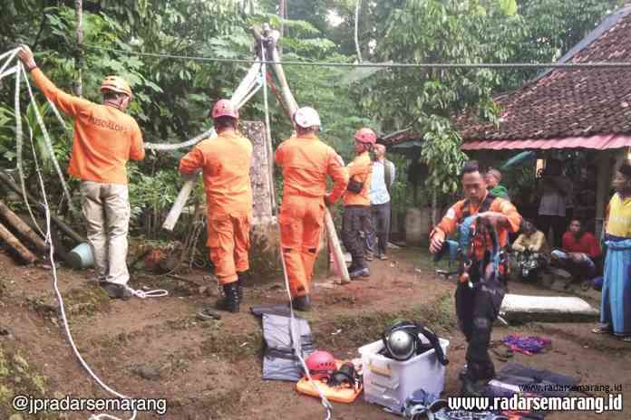 tercebur sumur_rsz EVAKUASI : Tim SAR gabungan berhasil mengevakuasi dengan selamat nenek 58 tahun yang tercebur ke sumur sedalam puluhan meter pada Senin (24/2). (BPBD Kab Wonosobo For Jawa Pos Radar Kedu)