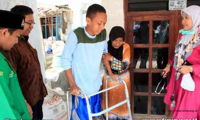 PERIKSA: Tim Pelayanan Medis dr Mada Gautama (dua dari kiri) memeriksa Sodikin yang mengalami cedera tulang ekor di rumahnya.(ist)