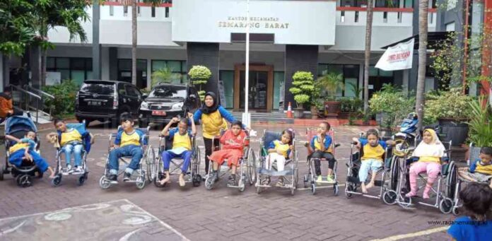 SEMANGAT: Fitri Maryunani mengikutsertakan anak didiknya saat upacara HUT RI di halaman Kantor Kecamatan Semarang Barat. (kanan) Anak-anak belajar di ruang kelas dengan gembira. (DOKUMENTASI)