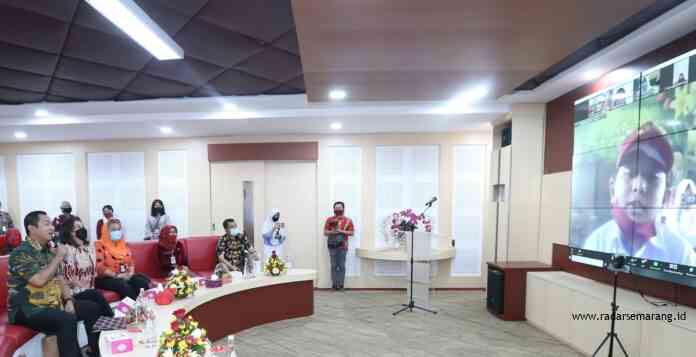HAN: Wali Kota Semarang Hendrar Prihadi bersama jajarannya saat menggelar video conference dalam peringatan Hari Anak Nasional (HAN) di Situation Room, kemarin. (Humas Pemkot Semarang)