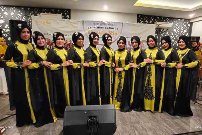 Boks Nasida Ria 2_rsz LEGENDARIS: Kelompok musik kasidah Nasida Ria saat launching album ke-36 di Risen Sky Lounge, Semarang, Sabtu (19/9). (IDA FADILAH/RADARSEMARANG.COM)