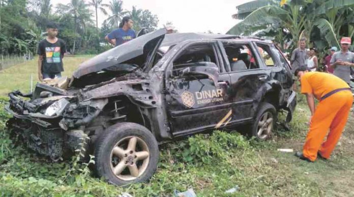KECELAKAAN TUNGGAL : Kondisi mobil usai kecelakaan hingga terjun dari ruas tol ketinggian 10 meter, di KM 331+800 jalur A, Desa Babalan Lor, Kecamatan Bojong, Kabupaten Pekalongan, Minggu (25/10). (ISTIMEWA)