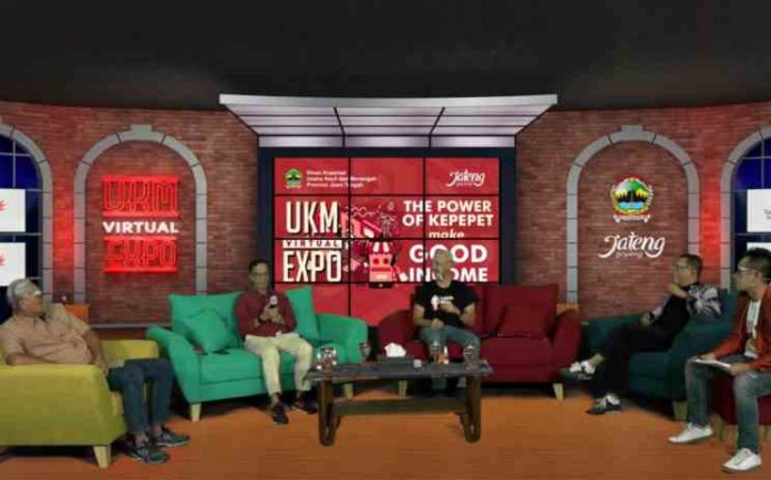 UKM VIRTUAL EXPO: Gubernur Jateng Ganjar Pranowo saat membuka UMKM Virtual Expo di kantor Dinkop UKM Jateng, Minggu (25/10). (EKO WAHYU BUDIYANTO/RADARSEMARANG.COM)