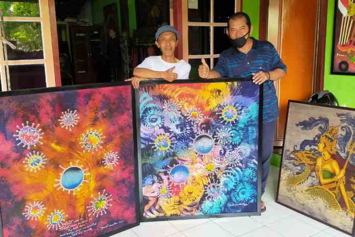 boks batik motif korona_rsz KREATIF: Rujiman Slamet (kiri) bersama Kepala Dinas Perindustrian Kota Semarang Mustohar menunjukkan lukisan motif Covid-19. (Dokumen Pribadi)