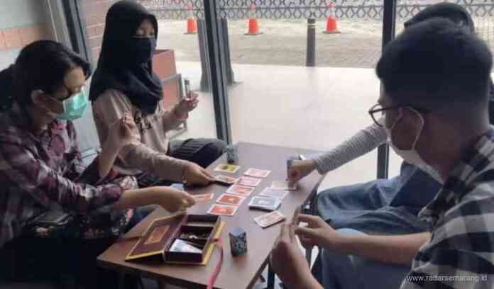 BELAJAR BISNIS: Empat siswa SMA Negeri 5 Semarang saat bermain kartu Embara Niaga. (JOKO SUSANTO/RADARSEMARANG.COM)